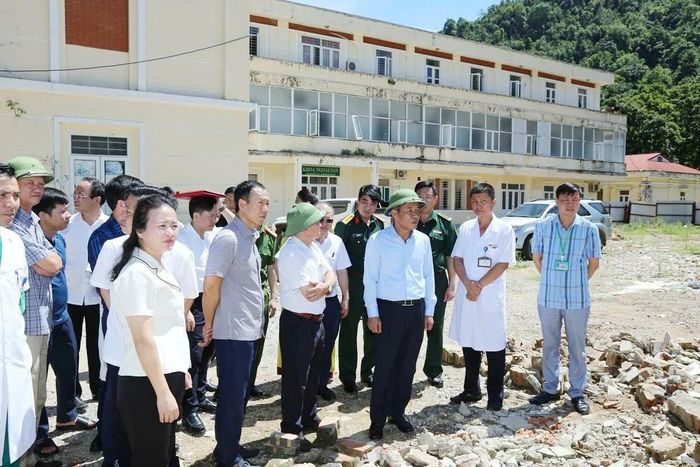 Bí thư Tỉnh ủy Lê Đức Thái thăm, kiểm tra cơ sở vật chất, Dự án đang triển khai tại Bệnh viện Đa khoa Quan Sơn.