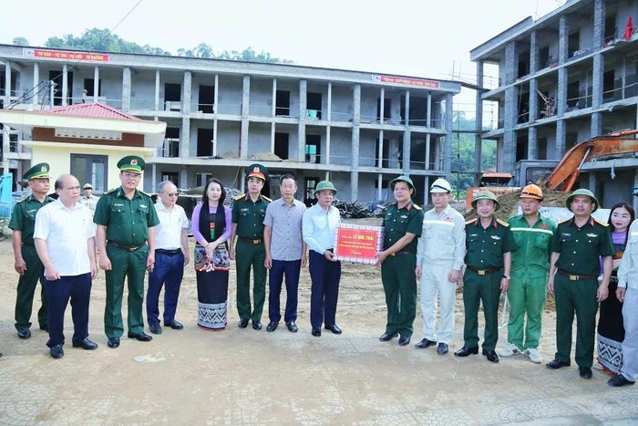 Bí thư Tỉnh ủy Lê Đức Thái thăm tặng quà cho các đơn vị thi công.