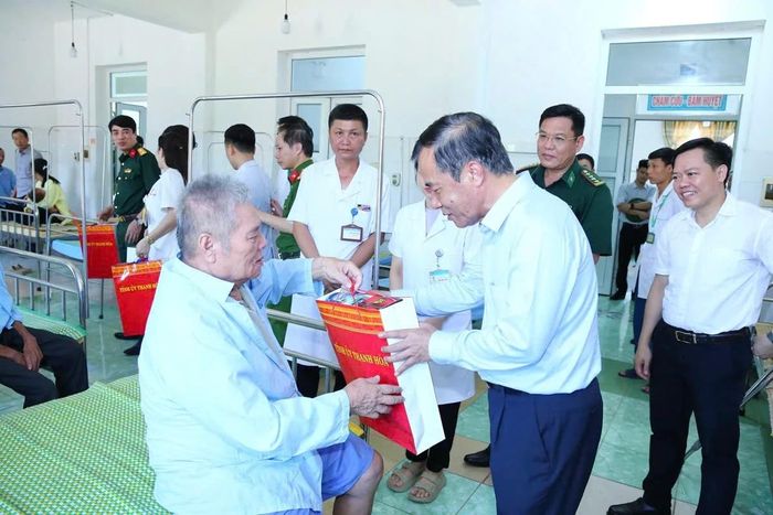 Bí thư Tỉnh ủy Lê Đức Thái thăm, tặng quà cho bệnh nhân đang điều trị tại Bệnh viện Đa khoa Quan Sơn.