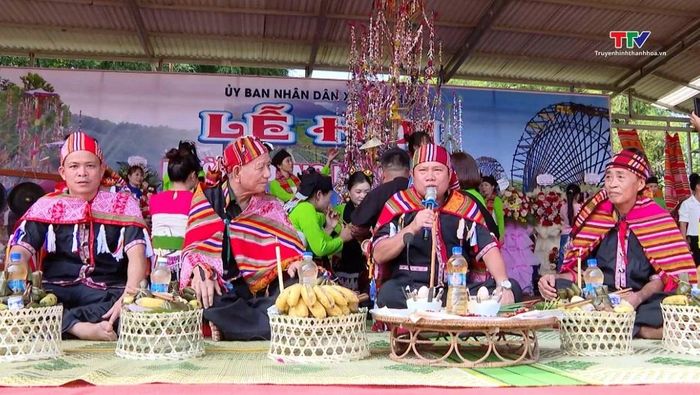 Trích đoạn nghi lễ truyền thống với tên gọi Chá Mùn của đồng bào Thái.