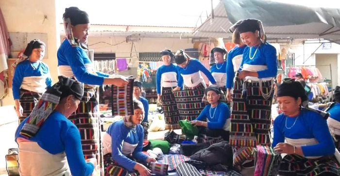 Sản phẩm dệt thổ cẩm của đồng bào dân tộc Thái xã Yên Thắng tại phiên chợ vùng cao bản Ngàm Pốc.