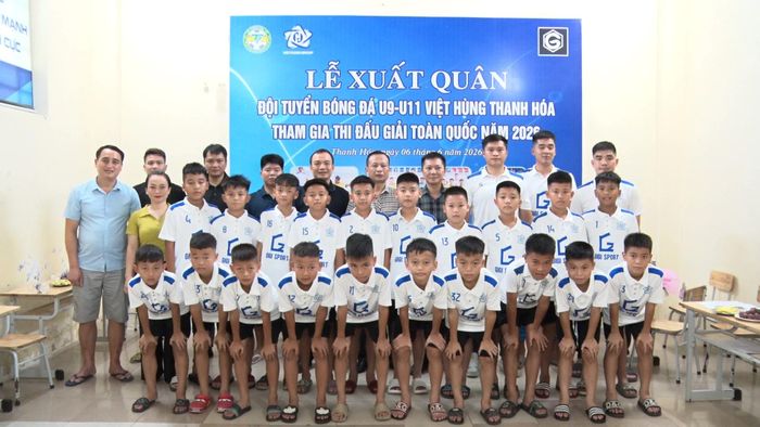 Đội U11 Việt Hùng Thanh Hóa chụp ảnh lưu niệm với đại diện lãnh đạo Liên đoàn bóng đá Thanh Hóa &amp; Việt Hùng Group