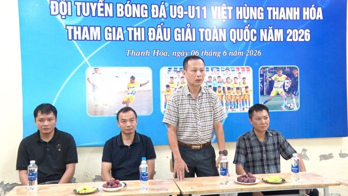 Phó Chủ tịch Liên đoàn Bóng đá Thanh Hóa Phạm Cẩm Hùng động viên tinh thần thi đấu của đội U11 Việt Hùng Thanh Hóa.