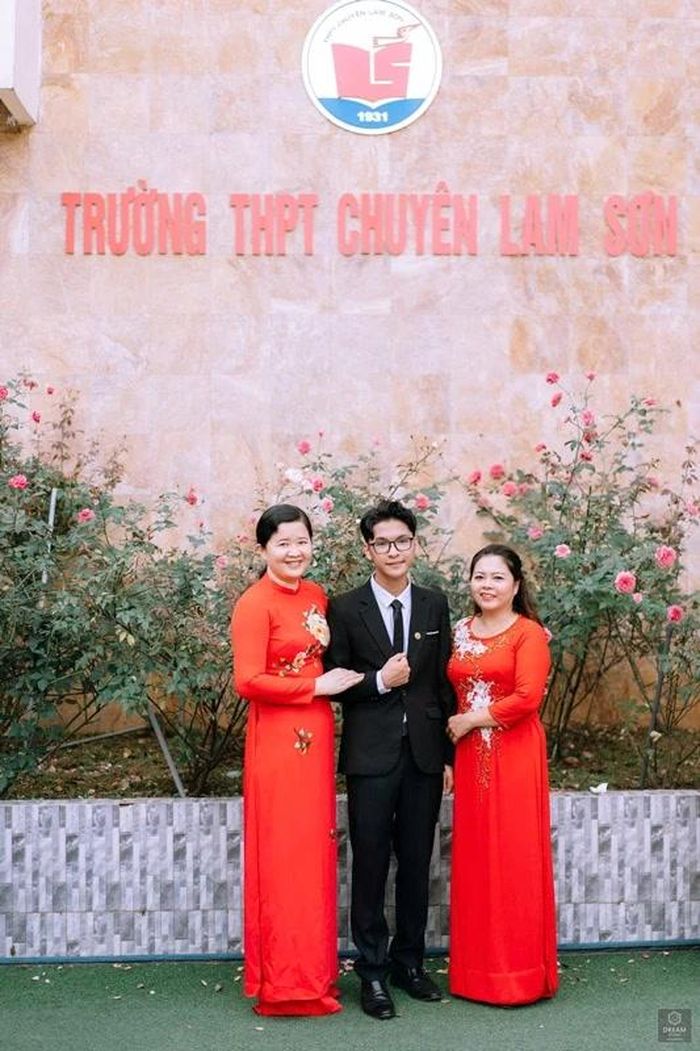 Lê Xuân Phúc cùng cô giáo chủ nhiệm Lê Thị Hoa (bên trái) và mẹ (bên phải)