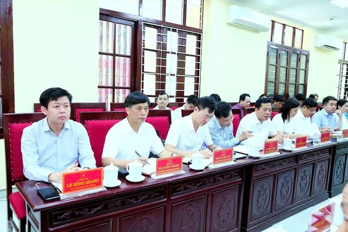 Các đại biểu tham dự buổi làm việc.
