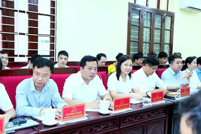 Các đại biểu tham dự buổi làm việc.