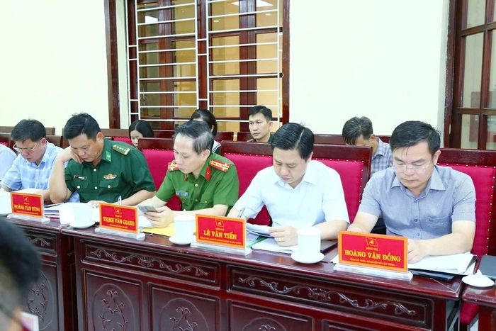 Các đại biểu tham dự buổi làm việc.