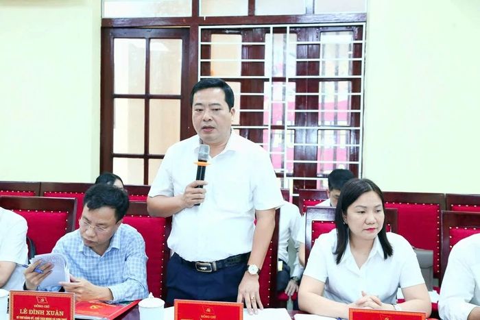 Lãnh đạo các xã báo cáo tại buổi làm việc.