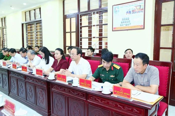 Các đại biểu tham dự buổi làm việc.