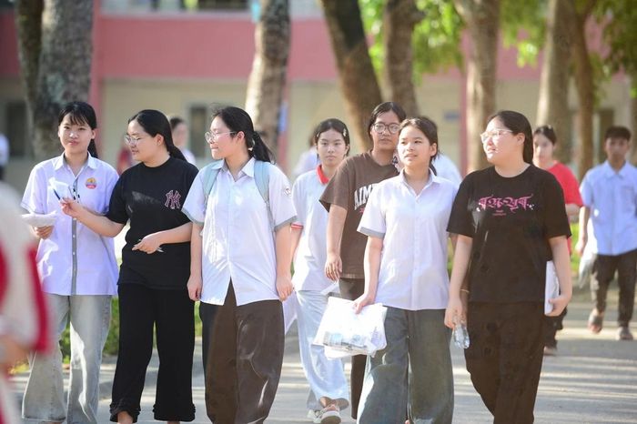 Năm học 2026-2027, Trường THPT chuyên Lam Sơn tuyển sinh 420 học sinh, chia thành 12 lớp chuyên. Trong đó, các môn Toán, Ngữ văn và Tiếng Anh mỗi môn tuyển 2 lớp; các môn Vật lý, Hóa học, Sinh học, Tin học, Lịch sử và Địa lý mỗi môn tuyển 1 lớp. Với số lượng hơn 1.300 thí sinh đăng ký dự thi, tỷ lệ cạnh tranh tiếp tục ở mức cao, đòi hỏi các thí sinh phải có sự chuẩn bị kỹ lưỡng về kiến thức cũng như tâm lý.
