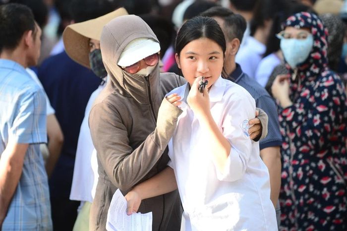 Những lời động viên, những cái ôm và nụ cười của phụ huynh dành cho con em đã tạo nên hình ảnh đẹp trong ngày cuối cùng của kỳ thi.