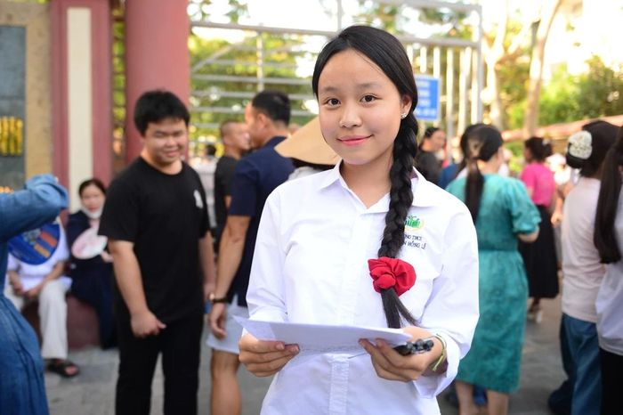 Em An Gia Hân, Trường THCS Nguyễn Hồng Lễ, phường Sầm Sơn, thí sinh dự thi chuyên Văn cho biết: “Đề thi Văn năm nay em thấy khá hay, có câu khó để phân loại thí sinh nhưng em nghĩ điều đó là cần thiết đối với một kỳ thi vào trường chuyên. Sau nhiều tháng ôn tập, bây giờ em cảm thấy nhẹ nhõm và vui mừng khi đã hoàn thành tốt tất cả các môn thi”.