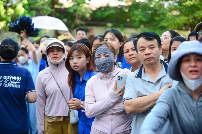 Không chỉ các thí sinh, nhiều phụ huynh cũng có mặt từ sớm tại khu vực cổng trường để chờ đón con em mình. Sau khi tiếng trống kết thúc giờ thi vang lên, không khí bên ngoài điểm thi trở nên nhộn nhịp.