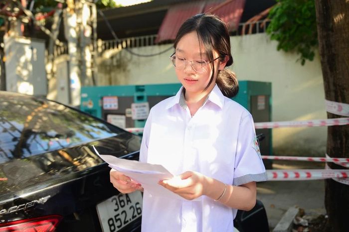 Em Lê Hồng Anh, học sinh Trường THCS Lý Tự Trọng, dự thi chuyên Lịch sử, cho biết: “Vì đây là môn thi cuối cùng nên trước giờ làm bài em cũng có chút áp lực. Tuy nhiên, đề thi năm nay được em đánh giá là khá vừa sức, có sự phân hóa hợp lý giữa các nhóm thí sinh. Đặc biệt, nhiều bạn khá bất ngờ khi câu hỏi cuối của đề thi có nội dung tương tự đề thi năm trước. Chính vì cho rằng dạng câu hỏi này đã xuất hiện ở kỳ thi trước nên năm nay sẽ không lặp lại, một số bạn chủ quan, không ôn tập kỹ và đã bị mất điểm đáng tiếc ở phần này.”