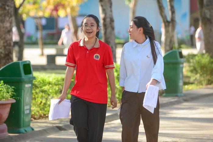 Là ngôi trường có bề dày truyền thống đào tạo học sinh giỏi của tỉnh và cả nước, Trường THPT chuyên Lam Sơn luôn là mục tiêu phấn đấu của nhiều học sinh xuất sắc. Chính vì vậy, kỳ thi tuyển sinh vào trường hằng năm luôn thu hút sự quan tâm đặc biệt của phụ huynh, học sinh và ngành giáo dục.
