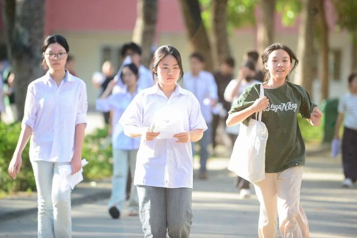 Việc hoàn thành bài thi môn chuyên cũng đồng nghĩa với việc khép lại toàn bộ đợt tuyển sinh vào lớp 10 THPT công lập năm học 2026-2027 trên địa bàn tỉnh Thanh Hóa. Sau các môn thi chung và các môn chuyên, hàng chục nghìn học sinh đã hoàn thành một dấu mốc quan trọng trên hành trình học tập của mình.