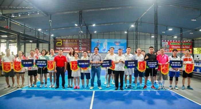 Ban Tổ chức cùng các nhà tài trợ tặng cờ lưu niệm cho các đơn vị tham gia giải.
