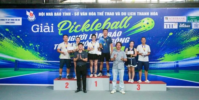 Phó Giám đốc Sở Văn hóa, Thể thao và Du lịch Nguyễn Duy Tự cùng đại diện Công ty CP Thương mại du lịch và xây dựng Long Châu trao giải cho các VĐV xuất sắc nội dung đôi nam nữ của nhánh 1.
