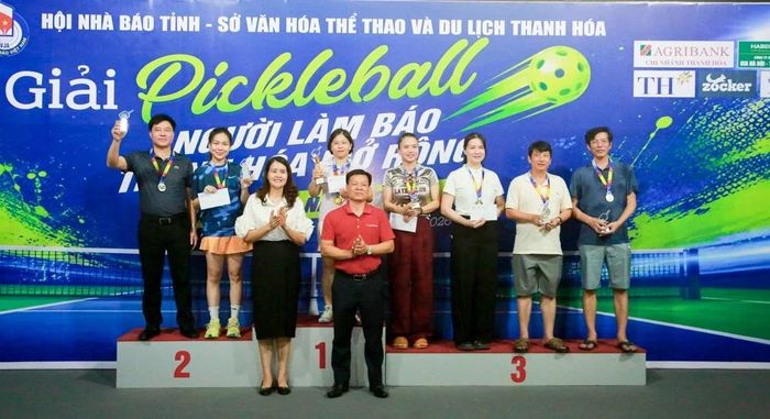 Ban Tổ chức đã trao các giải nhất, nhì, ba ở các đôi nam, nội dung đôi nữ và đôi nam nữ cùng giải phong cách cho các vận động viên xuất sắc nhất tại Giải Pickleball “Người làm báo Thanh Hóa” lần thứ II, năm 2026.