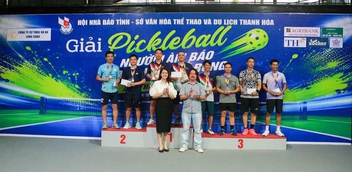 Đại diện Hội Nhà báo tỉnh và nhà tài trợ Công ty CP Thương mại du lịch và xây dựng Long Châu trao giải cho các VĐV xuất sắc nội dung đôi nam của nhánh 1.