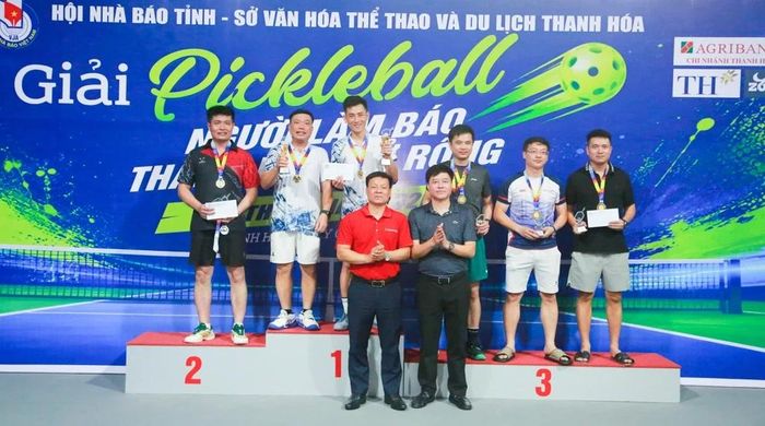 Đại diện lãnh đạo Sở Văn hóa, Thể thao và Du lịch cùng nhà tài trợ là Ngân hàng Agribank chi nhánh Thanh Hóa trao giải cho các VĐV xuất sắc thuộc nhánh các cơ quan quản lý báo chí trên địa bàn tỉnh và các đơn vị khách mời.