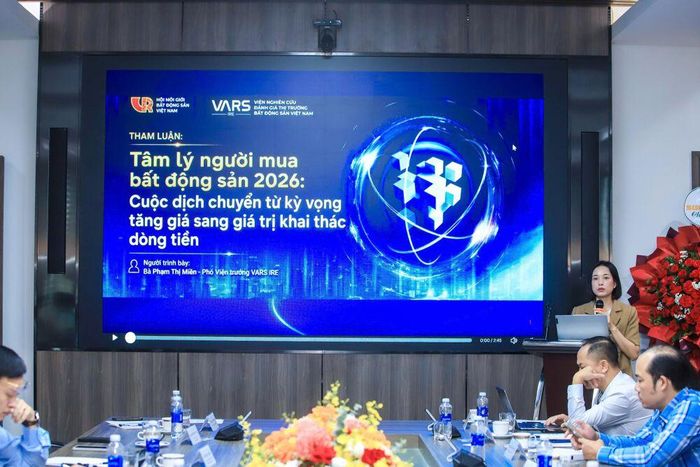 Bà Phạm Thị Miền, Phó Viện trưởng Viện Nghiên cứu và Đánh giá thị trường bất động sản Việt Nam trình bày tham luận tại hội thảo.