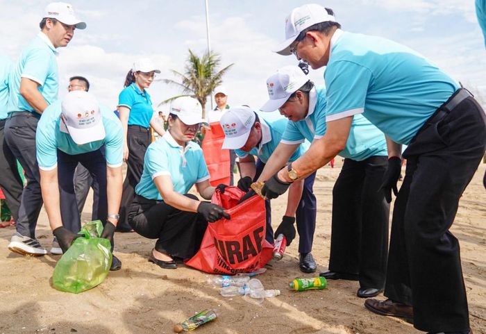 Chủ tịch Ủy ban Trung ương Mặt trận Tổ quốc Việt Nam Bùi Thị Minh, Phó Thủ tướng Hồ Quốc Dũng và các đại biểu tham gia làm sạch bờ biển Cửa Lò