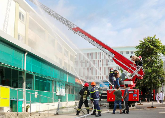 Thực tập chữa cháy tình huống giả định.