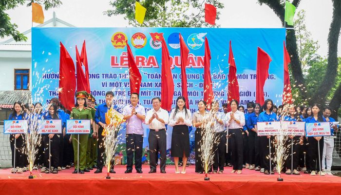 Ủy viên Ban Thường vụ Tỉnh ủy, Phó Chủ tịch Thường trực Ủy ban MTTQ Việt Nam tỉnh An Giang Lê Thanh Việt cùng lãnh đạo địa phương chúc mừng các đội hình tình nguyện.