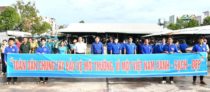 Ủy viên Ban Thường vụ Tỉnh ủy, Chủ nhiệm Ủy ban Kiểm tra tỉnh ủy An Giang Huỳnh Quốc Thái (hàng đầu, thứ sáu, từ phải qua) tại lễ ra quân hưởng ứng phong trào “Toàn dân chung tay bảo vệ môi trường, vì một Việt Nam xanh - sạch - đẹp” xã Hòn Đất.