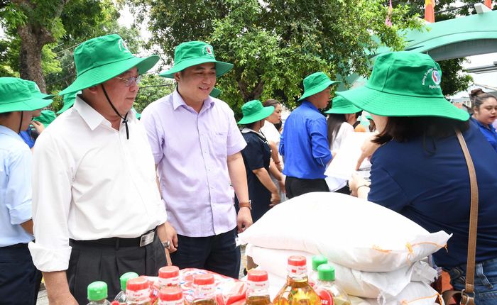 Ủy viên Ban Thường vụ Tỉnh ủy, Phó Chủ tịch Thường trực Ủy ban MTTQ Việt Nam tỉnh An Giang Lê Thanh Việt tham quan gian hàng đổi rác lấy quà tặng.