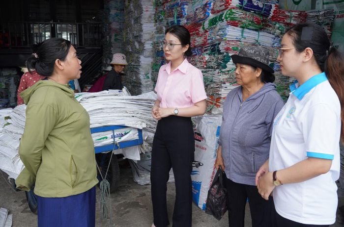 Cán bộ Hội Liên hiệp Phụ nữ xã Bình Hòa thăm hỏi tình hình việc làm tại cơ sở sản xuất do phụ nữ làm chủ hộ.