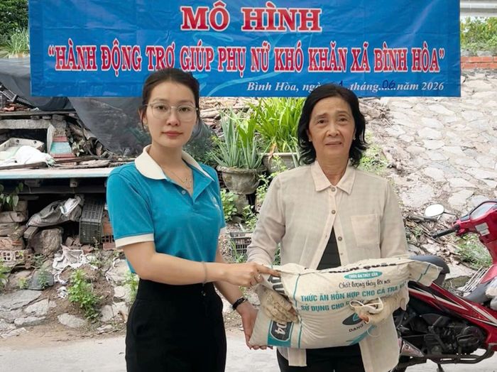 Chủ tịch Hội Liên hiệp Phụ nữ xã Bình Hòa Trần Thuận Hưng tặng quà cho phụ nữ có hoàn cảnh khó khăn.