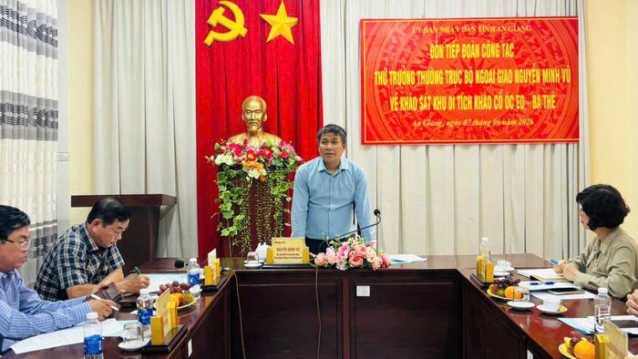 Ủy viên Ban Chấp hành Trung ương Đảng, Thứ trưởng Thường trực Bộ Ngoại giao Nguyễn Minh Vũ phát biểu tại buổi làm việc. Ảnh: KIỀU NƯƠNG