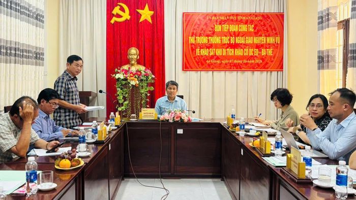 Quang cảnh tiếp và làm việc với đoàn công tác của Ủy viên Ban Chấp hành Trung ương Đảng, Thứ trưởng Thường trực Bộ Ngoại giao Nguyễn Minh Vũ. Ảnh: KIỀU NƯƠNG