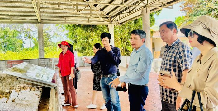 Đoàn công tác khảo sát tại Khu Di tích Óc Eo - Ba Thê. Ảnh: KIỀU NƯƠNG
