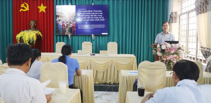 Giám đốc Sở Dân tộc và Tôn giáo tỉnh An Giang Danh Phúc giới thiệu các chuyên đề tại xã Sơn Kiên.