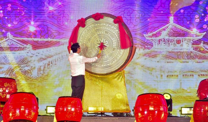 Phó Chủ tịch UBND tỉnh An Giang Lê Văn Phước đánh trống khai hội Lễ hội Vía Bà Chúa Xứ núi Sam năm 2026.