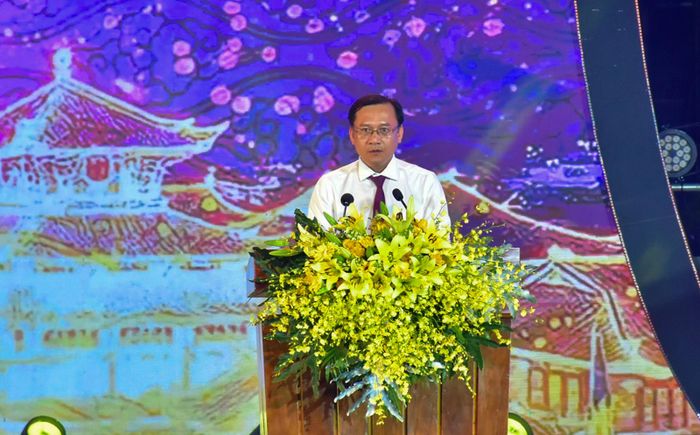 Bí thư Đảng ủy phường Vĩnh Tế Trang Công Cường phát biểu cảm ơn tại buổi khai hội lễ hội.