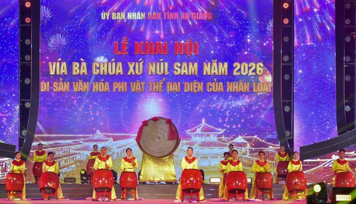 Tiết mục biểu diễn trống hội chào mừng Lễ Khai hội Vía Bà Chúa Xứ núi Sam năm 2026.