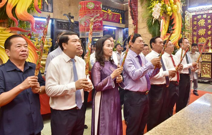 Các đồng chí lãnh đạo Đảng, Nhà nước, tỉnh An Giang dâng hương Chúa Xứ Thánh Mẫu trước Lễ khai hội Vía Bà Chúa Xứ núi Sam năm 2026.