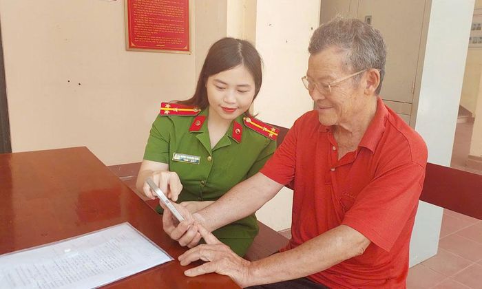  Thượng úy Dương Thị Huyền Trang hướng dẫn công dân tra cứu dữ liệu điện tử. 