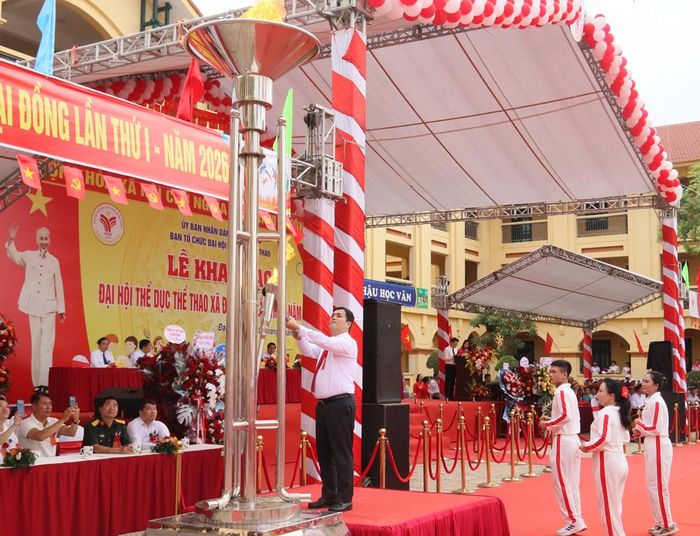  Đồng chí Nguyễn Văn Ngọc, Bí thư Đảng ủy, Chủ tịch HĐND xã thực hiện nghi thức thắp sáng đài lửa Đại hội. 