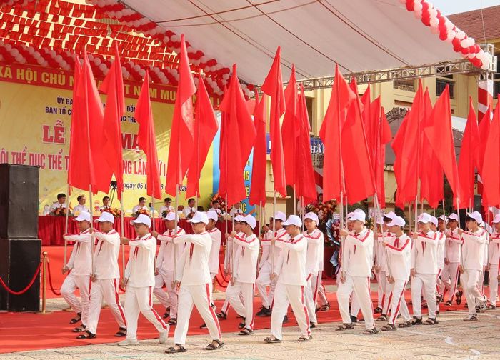  Khối hồng kỳ diễu hành qua lễ đài. 