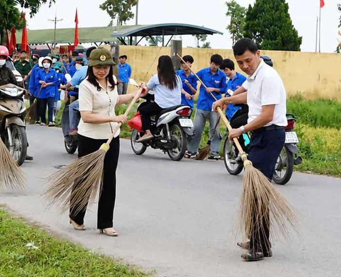  Phó Chủ tịch HĐND tỉnh Lâm Thị Hương Thành cùng lãnh đạo và nhân dân xã Hợp Thịnh tham gia vệ sinh môi trường. 