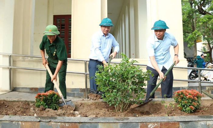  Phó Chủ tịch UBND tỉnh Phan Thế Tuấn cùng lãnh đạo phường Vũ Ninh tham gia trồng cây xanh tại Lễ ra quân. 