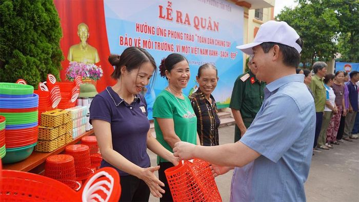  Chủ tịch UBND tỉnh Phạm Hoàng Sơn trao làn nhựa đi chợ bảo vệ môi trường cho người dân phường Tân Tiến. 