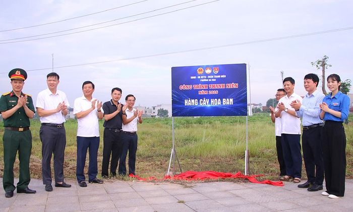  Phó Chủ tịch UBND tỉnh Ngô Tân Phượng cùng các đại biểu thăm công trình thanh niên “Hàng cây hoa ban”. 