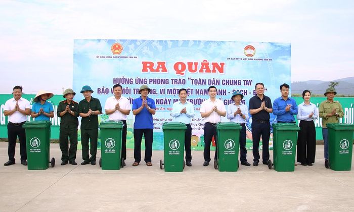  Phó Chủ tịch HĐND tỉnh Nguyễn Anh Tuấn cùng lãnh đạo địa phương trao tặng dụng cụ vệ sinh môi trường. 