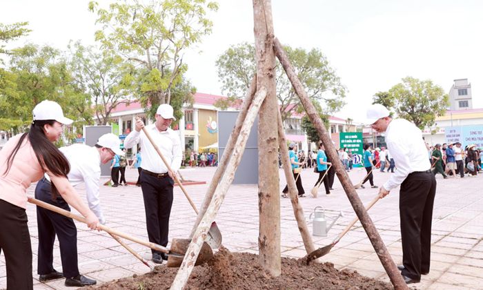  Bí thư Tỉnh ủy Nguyễn Hồng Thái tham gia trồng cây xanh tại khuôn viên Trường Tiểu học Dĩnh Kế. 